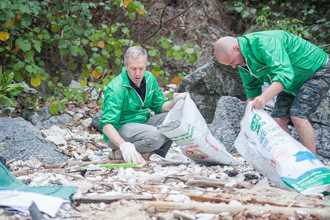 ​  Đại sứ Hoa Kỳ tại Việt Nam Ted Osius (trái) đang thu gom rác trên đảo thuộc vịnh Hạ Long. (Ảnh: IUCN Việt Nam)